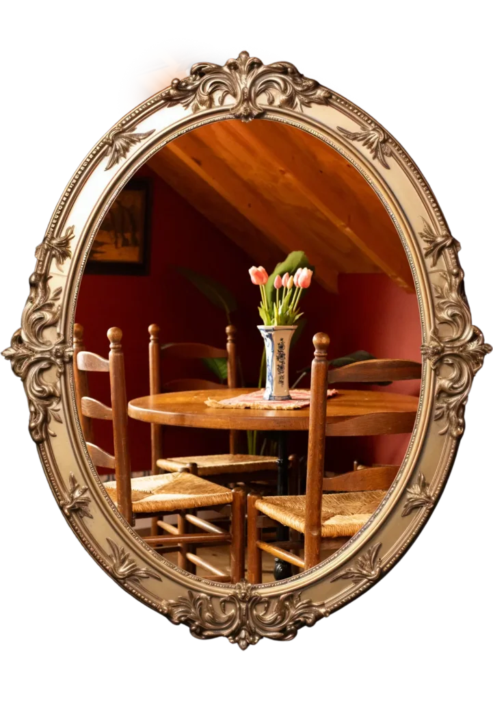 Gezellig tafeltje bij Tante Lien met houten stoelen, een klassieke gouden spiegel en een Delfts blauwe vaas met roze tulpen.